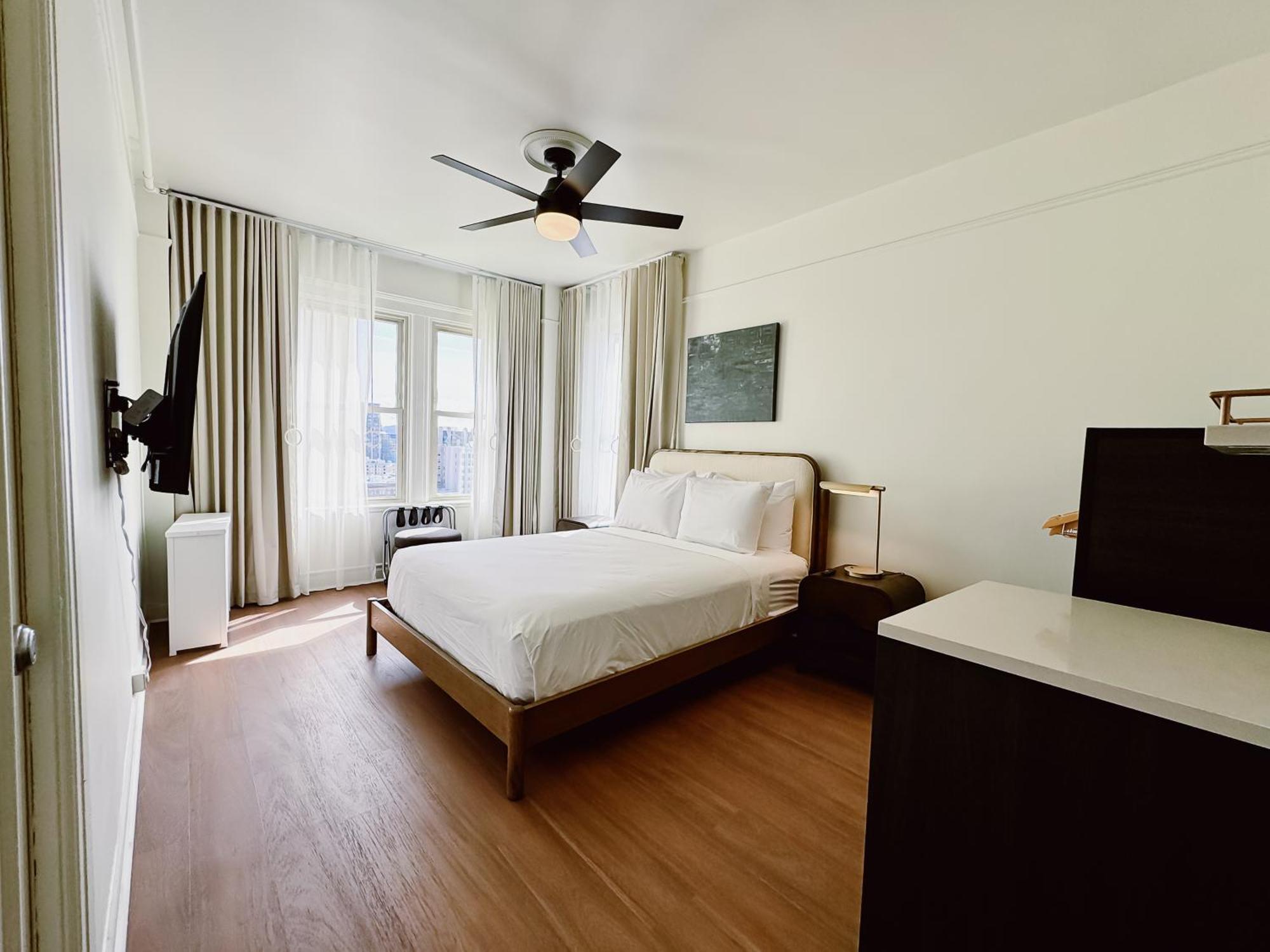 Habitación con cama grande